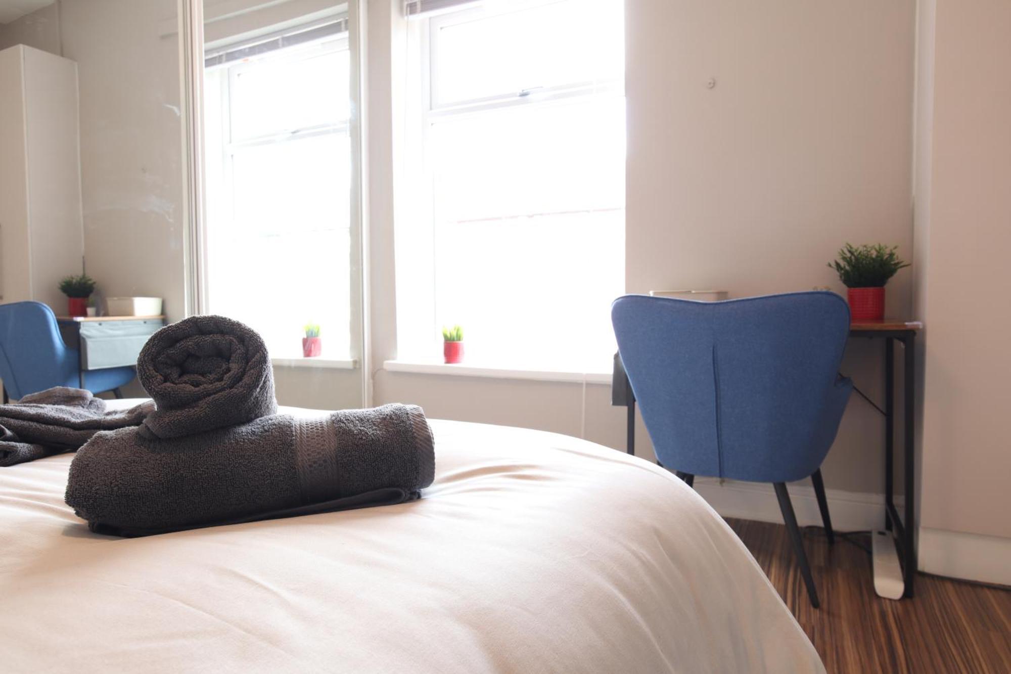 2-Bedroom, Free Parking, High Speed Wi-Fi, Swinton 맨체스터 외부 사진