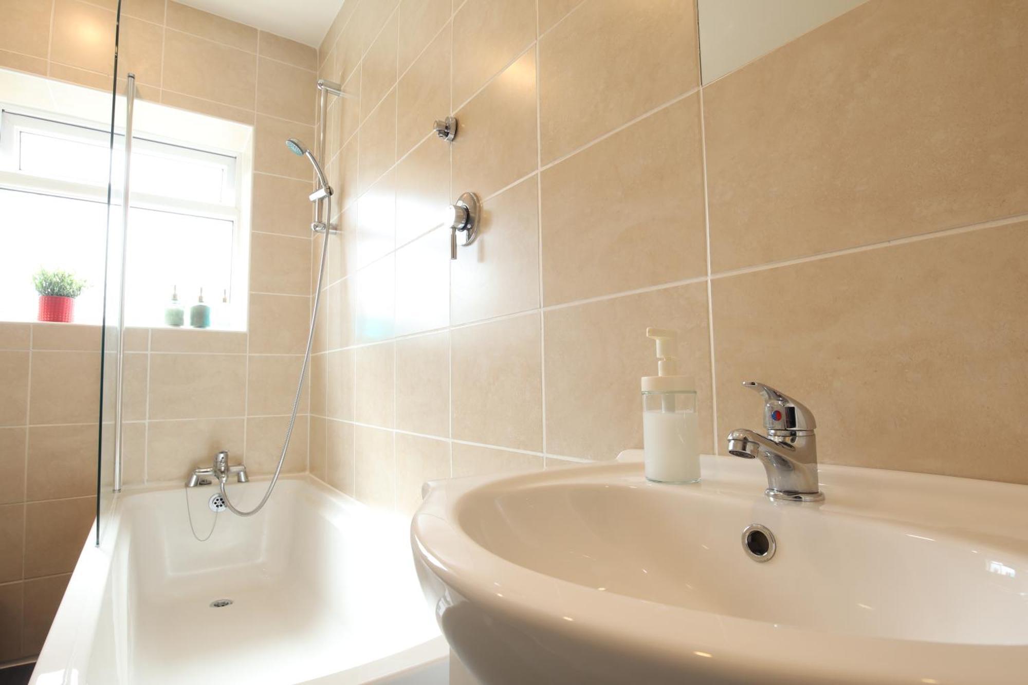 2-Bedroom, Free Parking, High Speed Wi-Fi, Swinton 맨체스터 외부 사진